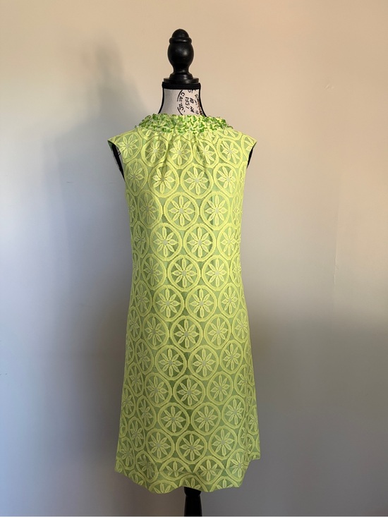 Dresses & Skirts - Vintage 1960’s lace lime green shift dress with beaded collar and back bow